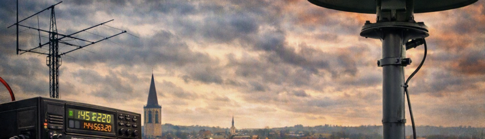 Luftschutzsirene und Amateurfunkstation als Titelbild zum Warntag 2026 in Flensburg.